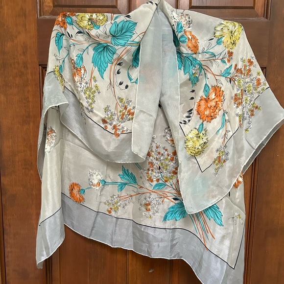 VTG Stunning Hand rolled Silk Scarf with flowers. Unbranded,dove gray background - Picture 2 of 9